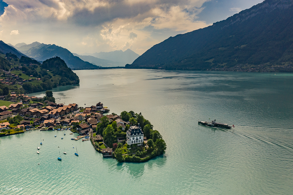 Luftaufnahme von Iseltwald mit Schloss, Bergen und Brienzersee im Sommer, Berner Oberland Schweiz – Jan Geerk Fotograf Basel