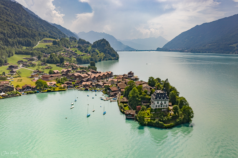 Iseltwald am Brienzersee mit traditionellen Chalets und Schloss bei sommerlicher Lichtstimmung, Berner Oberland Schweiz – Jan Geerk Fotograf Basel