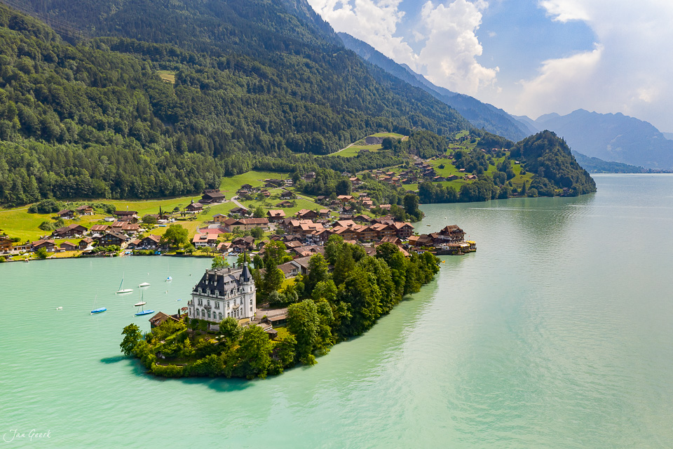 Schloss Iseltwald mit Brienzersee Drohnenaufnahme Sommer Berner Oberland Schweiz Jan Geerk Fotograf Basel