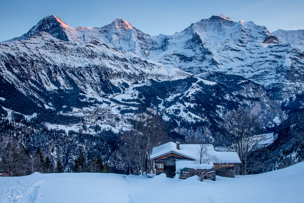 Alpines Chalet im Schnee mit Eiger, Mönch und Jungfrau im Hintergrund, Berner Oberland Schweiz – Jan Geerk Fotograf Basel