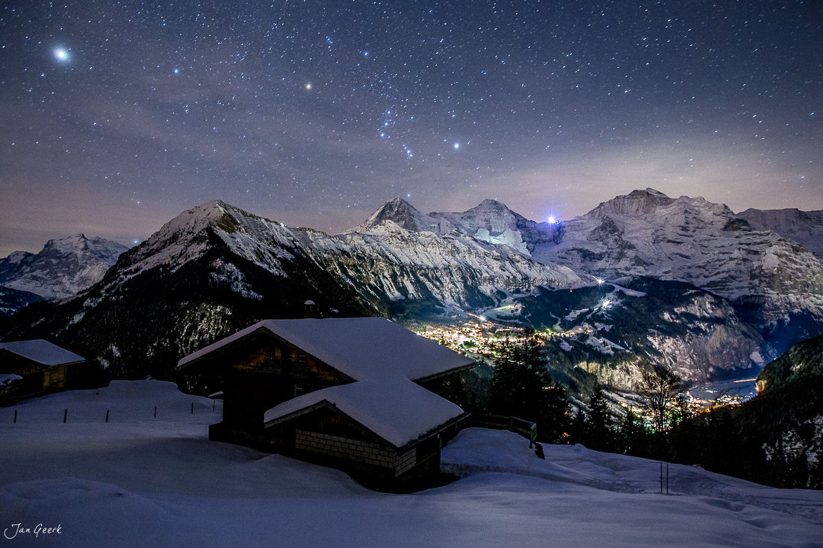 Schneebedeckte Alphütte in Isenfluh bei Nacht mit Sternenhimmel und verschneiten Alpen Berner Oberland Schweiz – Jan Geerk Fotograf Basel