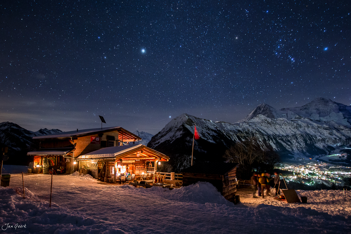 Erleuchtete Berghütten in Isenfluh unter sternenklarem Winterhimmel in den Berner Alpen Schweiz Jan Geerk Fotograf Basel
