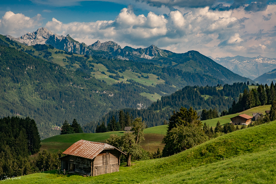 Alpweide mit Alphütte am Jaunpass, Berge im Hintergrund, Sommermorgen, Berner Oberland Schweiz – Jan Geerk Fotograf Basel