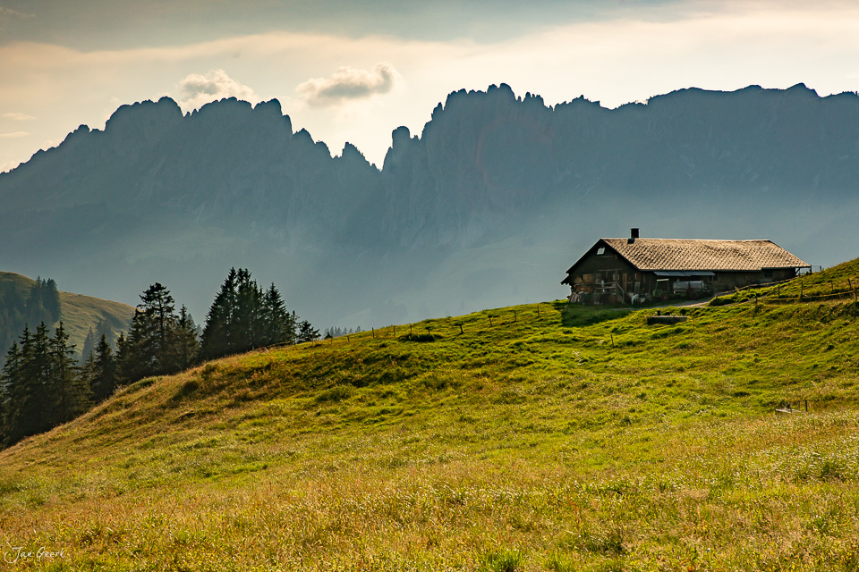 Alpenhütte am Jaunpass mit Alpenblumen, Gastlosen im Hintergrund, Sommerlichtstimmung, Berner Oberland Schweiz – Jan Geerk Fotograf Basel