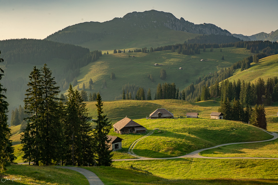 Alpenhütten am Jaunpass mit Bergpanorama und Almwiesen im Sommerlicht Berner Oberland Schweiz Jan Geerk Fotograf Basel