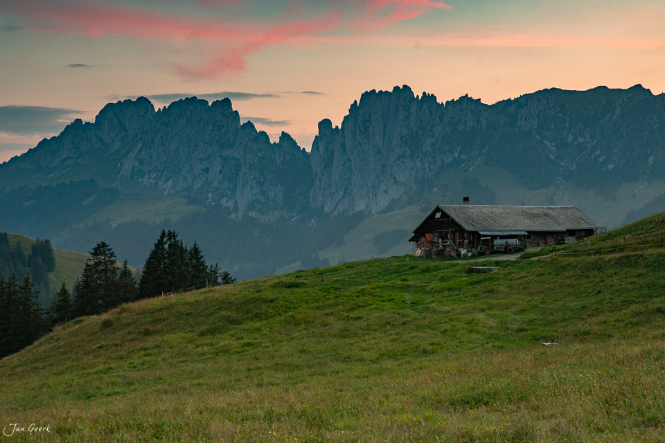 Alpenhütte am Jaunpass mit Gastlosen-Bergkette im Sonnenuntergang, Berner Oberland Schweiz – Jan Geerk Fotograf Basel