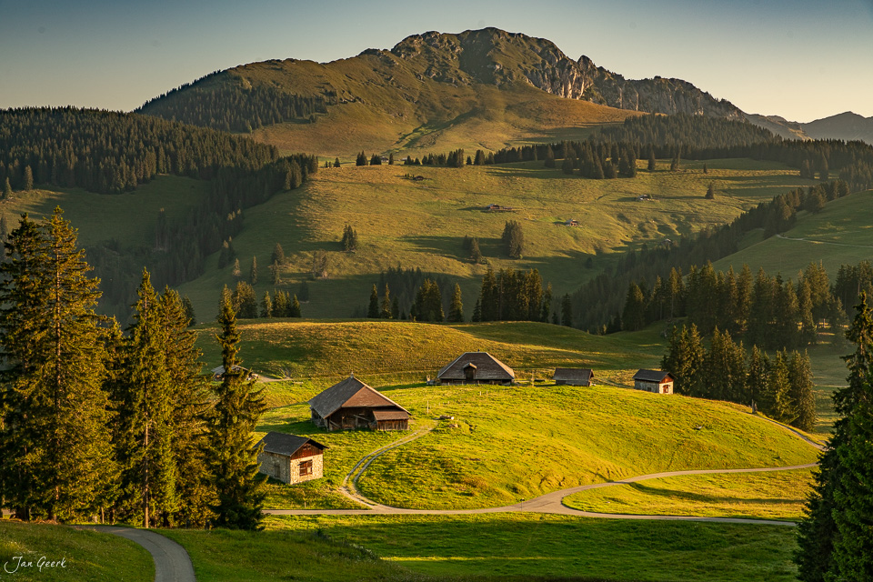 Alpenhütten am Jaunpass mit Gastlosen und grünen Wiesen im Sommerlicht, Berner Oberland Schweiz – Jan Geerk Fotograf Basel