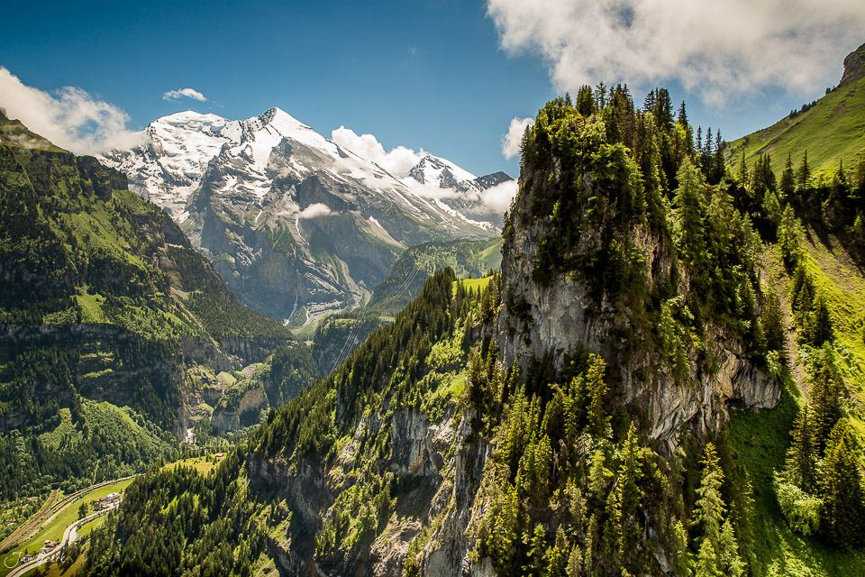 Alpental mit schneebedecktem Gipfel, grünen Wäldern und Felswänden bei Kandersteg, Berner Oberland Schweiz – Jan Geerk Fotograf Basel