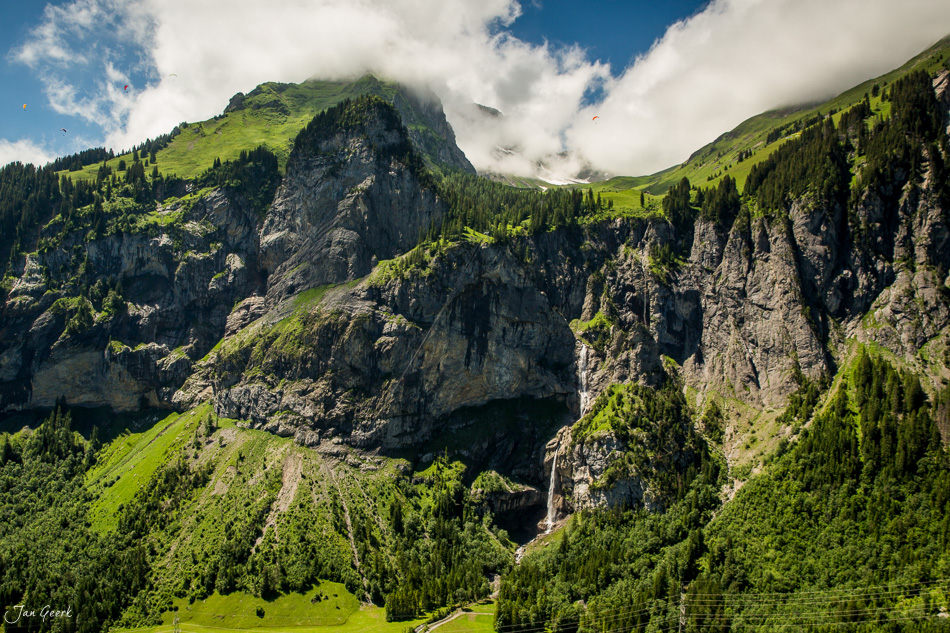 Alpental mit Felswänden Kandersteg grüne Sommerwiesen Wolkenstimmung Berner Oberland Schweiz Jan Geerk Fotograf Basel