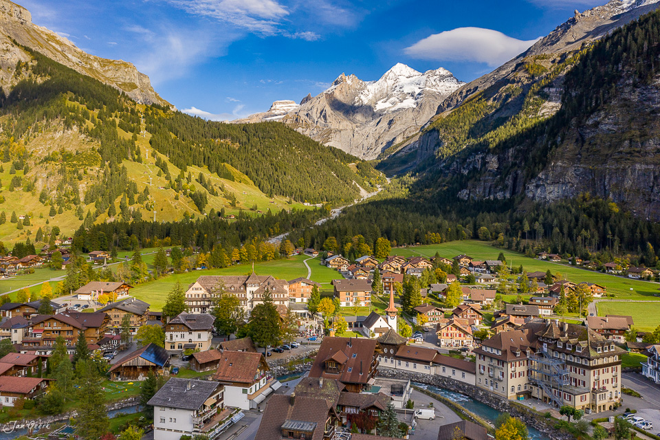Kandersteg Alpental mit Bergdorf Häusern grünen Wäldern und verschneiten Gipfeln Sommer Berner Oberland Schweiz Jan Geerk Fotograf Basel