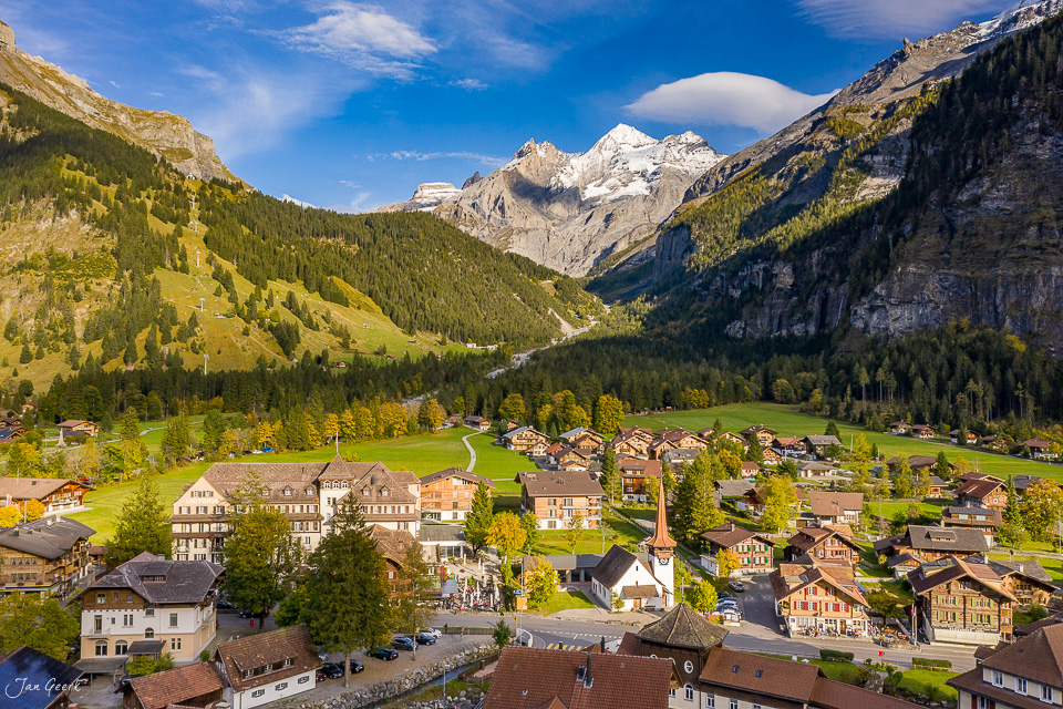 Kandersteg Bergdorf mit schneebedeckten Gipfeln im Herbst, Berner Oberland Schweiz – Jan Geerk Fotograf Basel