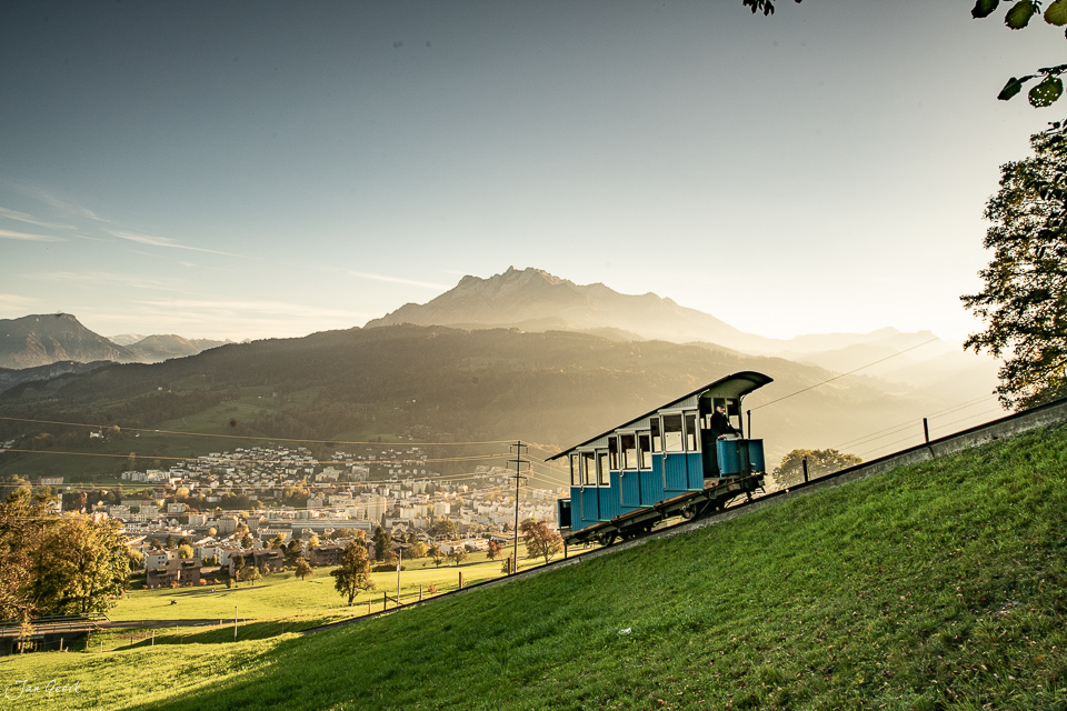 Zahnradbahn Sonnenberg mit Herbstlicht, Kriens Luzern Alpen Schweiz – Jan Geerk Fotograf Basel