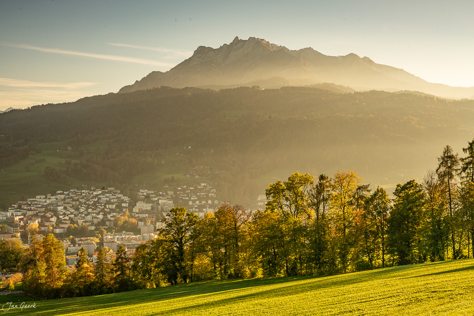 Herbstliche Berglandschaft mit Pilatus über Kriens im goldenen Sonnenlicht – Jan Geerk Fotograf Basel Schweiz