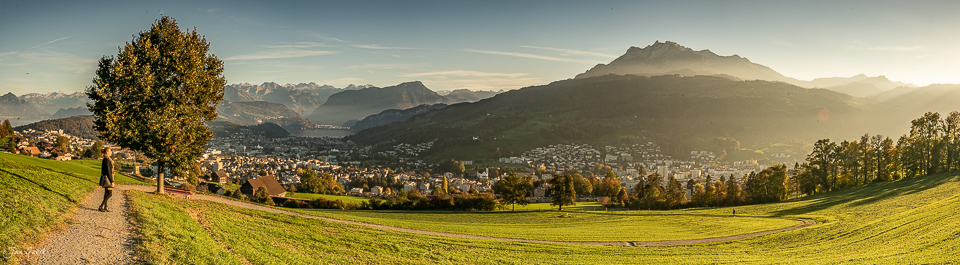 Herbstliche Aussicht von Kriens mit Pilatus und Alpenkette im Morgenlicht – Schweiz, Jan Geerk Fotograf Basel