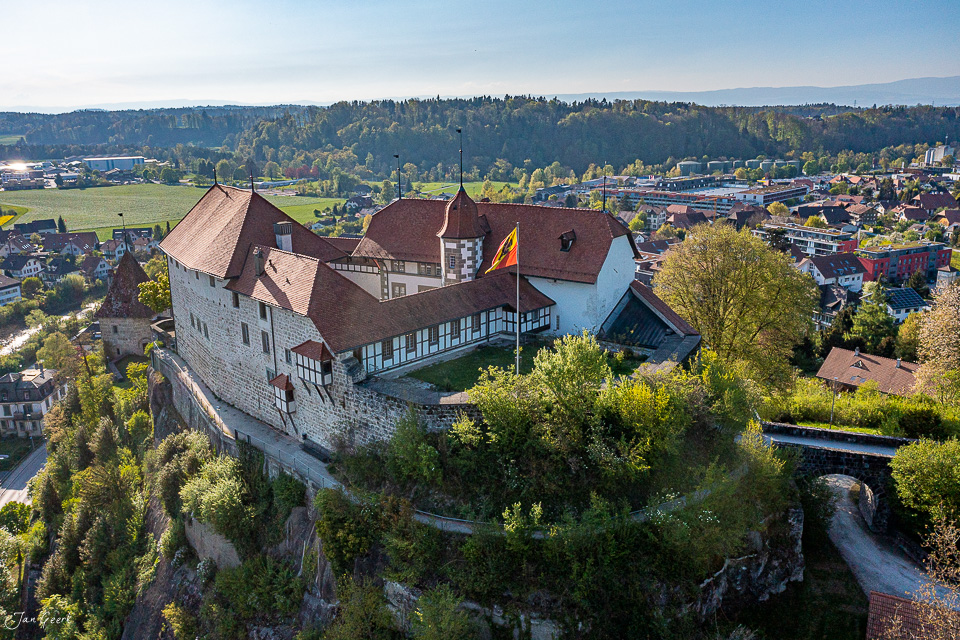 Luftaufnahme Schloss Laupen mit Burganlage, Frühjahrsgrün und Flusspanorama, Berner Oberland Schweiz – Jan Geerk Fotograf Basel