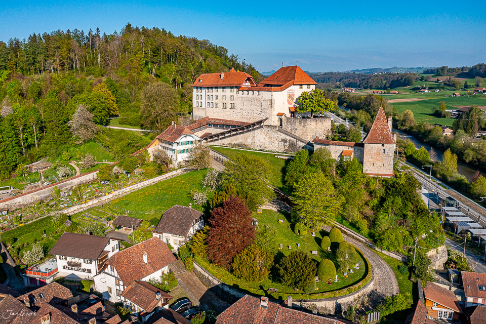 Luftaufnahme Schloss Laupen mit Burganlage, Frühjahr, Kanton Bern, Schweiz – Jan Geerk Fotograf Basel