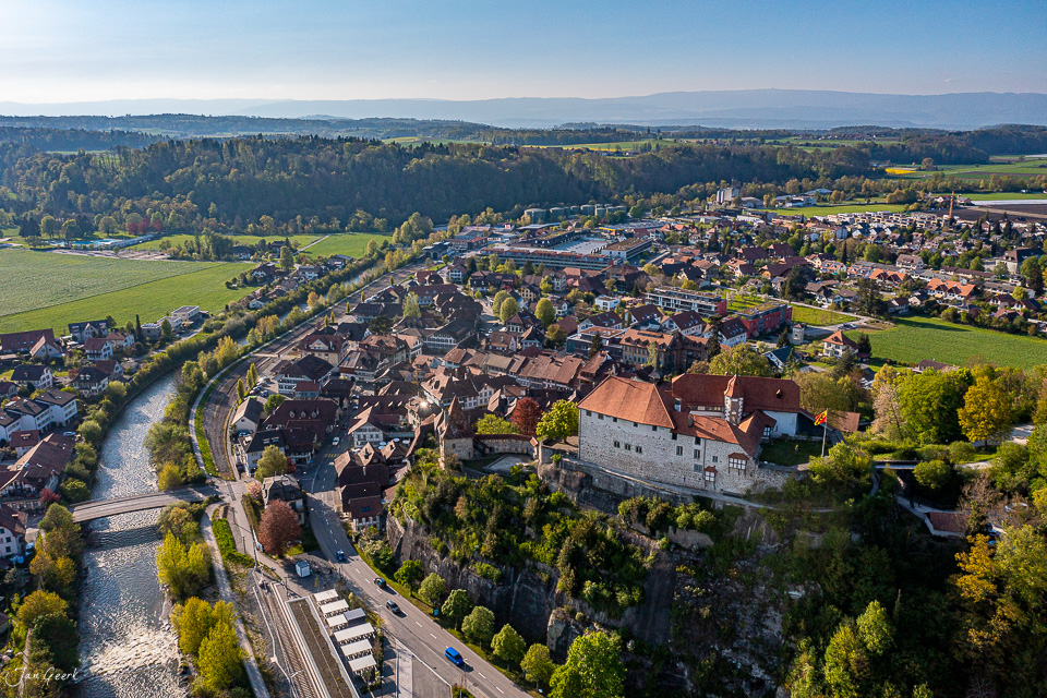 Luftaufnahme Laupen Schloss Altstadt Fluss herbstliche Lichtstimmung Berner Oberland Schweiz Jan Geerk Fotograf Basel