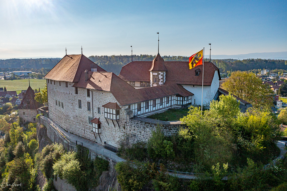 Schloss Laupen Luftaufnahme Herbstlicht Berner Oberland Schweiz Jan Geerk Fotograf Basel