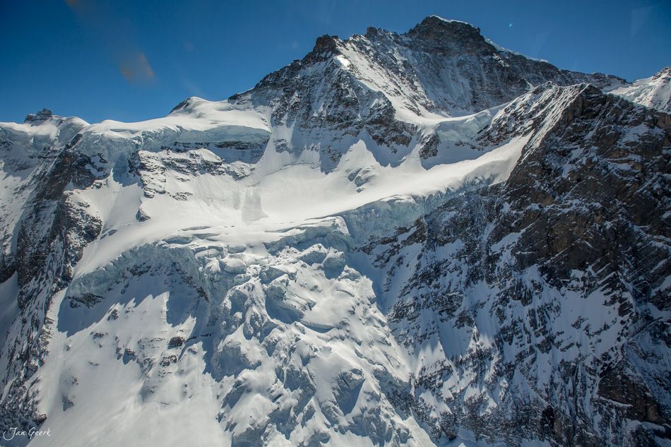 Schneebedeckte Berglandschaft mit Gletscher am Jungfrau Massiv im Berner Oberland Schweiz – Jan Geerk Fotograf Basel