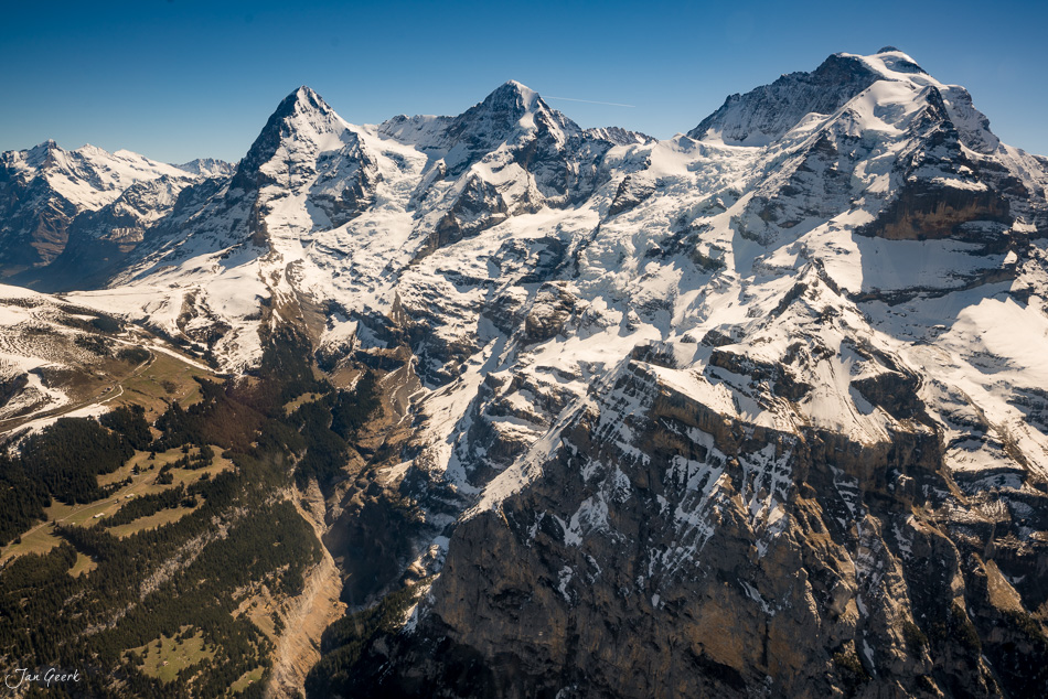 Schneebedeckte Bergkette Jungfrau mit Eiger und Mönch im Berner Oberland Schweiz – Jan Geerk Fotograf Basel