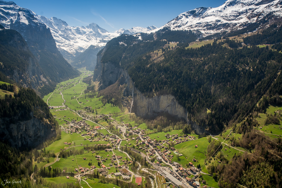 Luftaufnahme des Lauterbrunnentals mit schneebedeckten Berggipfeln, grünen Wiesen und Dorfstrukturen im Frühling, Berner Oberland Schweiz – Jan Geerk Fotograf Basel