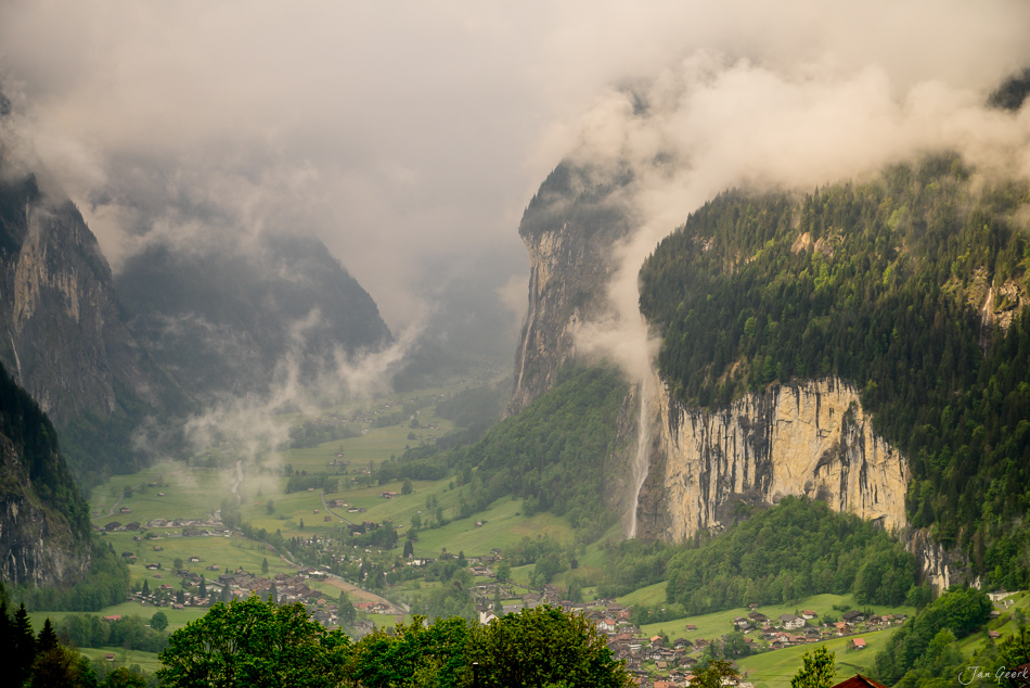 Lauterbrunnen Tal mit Wasserfällen Nebel Frühling Alpen Schweiz Jan Geerk Fotograf Basel