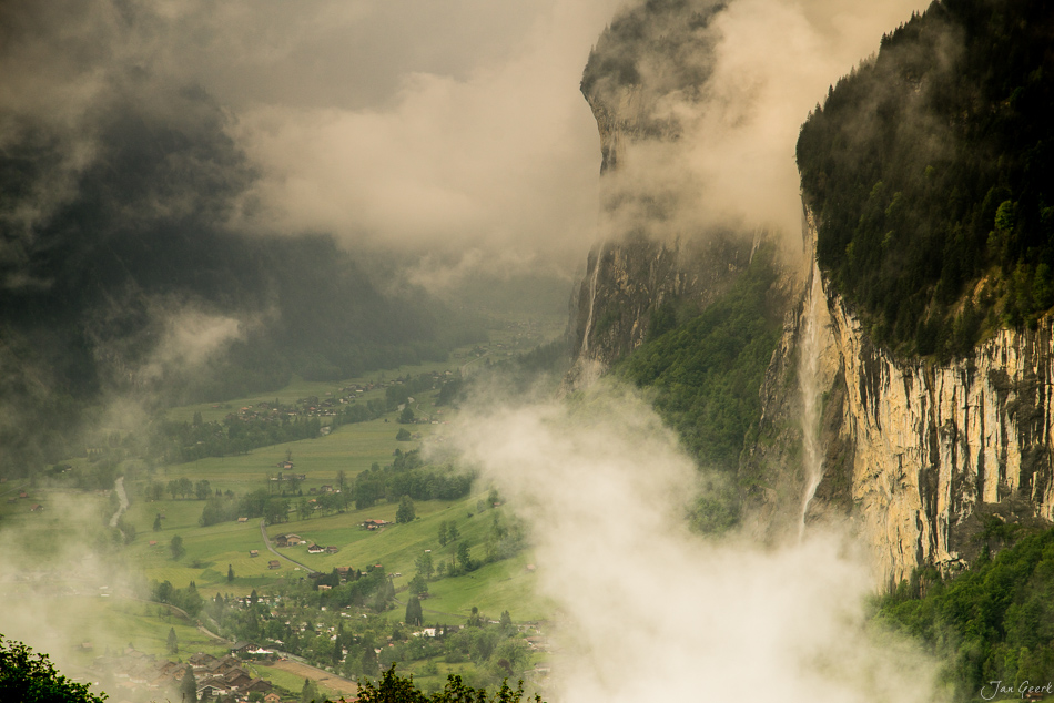 Lauterbrunnen Tal mit Wasserfällen Nebel Frühling Berner Oberland Schweiz Jan Geerk Fotograf Basel