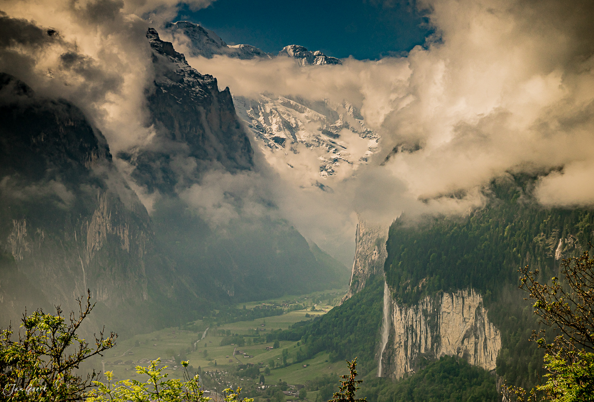 Nebelverhangenes Lauterbrunnental mit schneebedeckten Gipfeln im Frühling, Schweiz – Jan Geerk Fotograf Basel