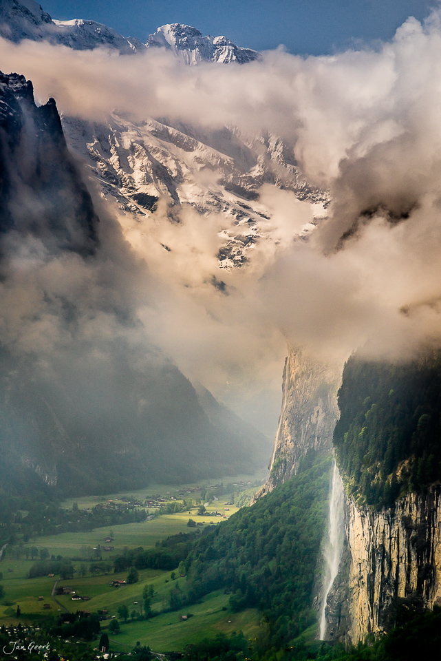Staubbach-Wasserfall im Lauterbrunnental mit schneebedeckten Alpen, Nebel und grüner Frühjahrslandschaft, Schweiz – Jan Geerk Fotograf Basel