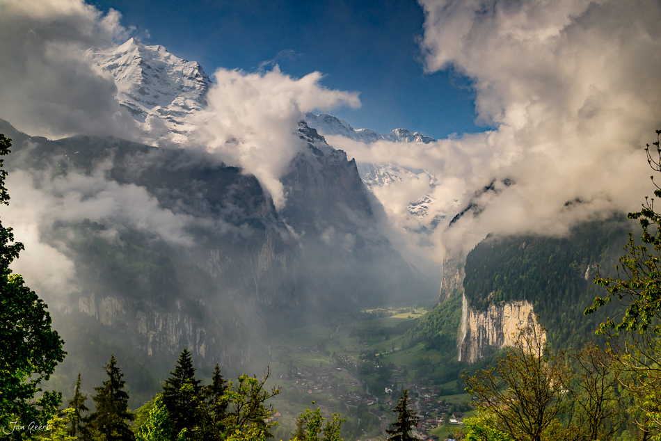 Lauterbrunnen Tal mit schneebedeckter Jungfrau im Frühling, Nebel zwischen Felswänden, Schweiz – Jan Geerk Fotograf Basel