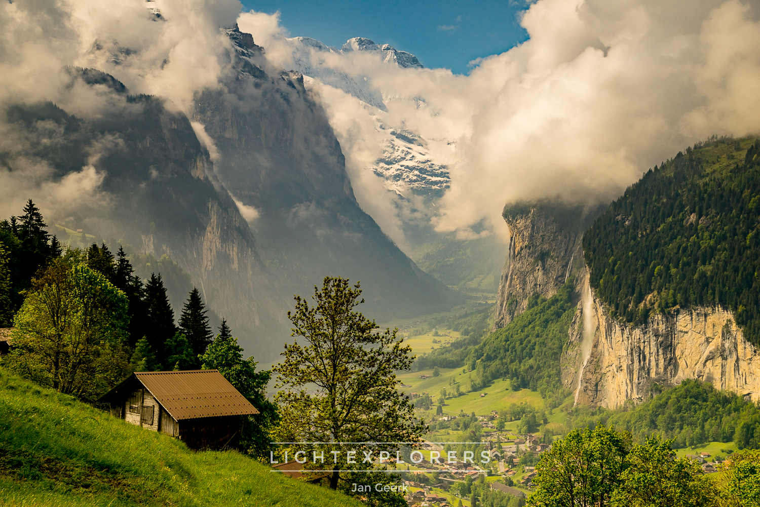Alpental mit schneebedeckten Bergen, Wasserfall und Berghütte im Frühling, Lauterbrunnen Schweiz – Jan Geerk Fotograf Basel