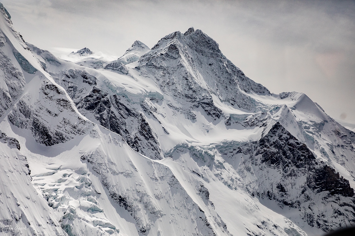 Schneebedeckte Berggipfel und Gletscher im Lauterbrunnen Tal Berner Oberland Schweiz Jan Geerk Fotograf Basel