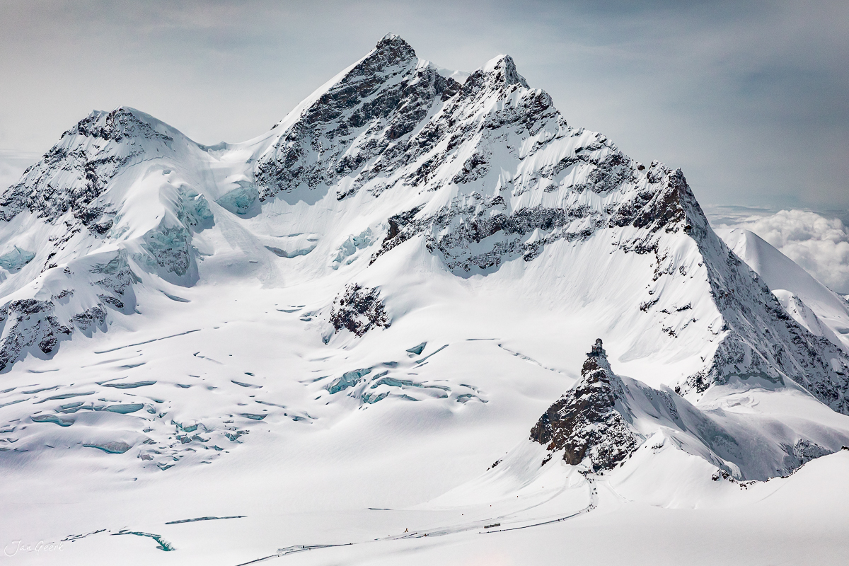 Luftaufnahme Jungfraujoch mit verschneiten Gipfeln und Gletscher im Frühling, Berner Oberland Schweiz – Jan Geerk Fotograf Basel