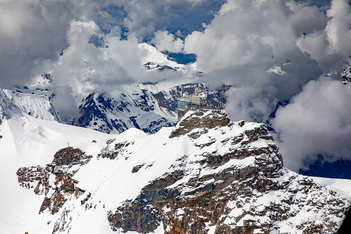 Schneebedeckte Berglandschaft mit Heliflug über Lauterbrunnen, Frühjahr, Berner Oberland Schweiz – Jan Geerk Fotograf Basel