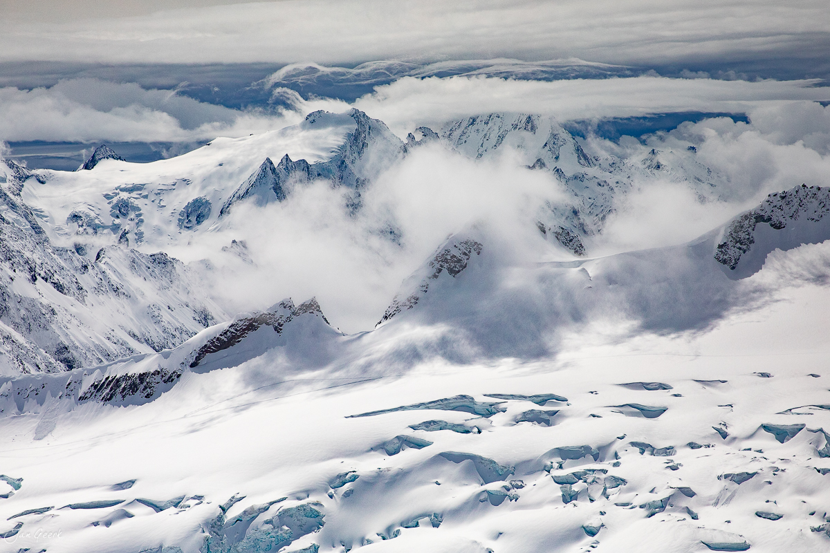 Schneebedeckte Gipfel und Gletscher am Jungfraujoch mit Wolken und Frühlingslicht, Berner Oberland Schweiz – Jan Geerk Fotograf Basel