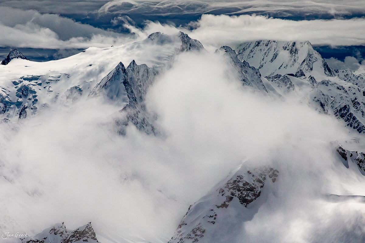 Schneebedeckte Alpengipfel in Wolken gehüllt, Jungfraujoch Frühjahr, Berner Oberland Schweiz – Jan Geerk Fotograf Basel