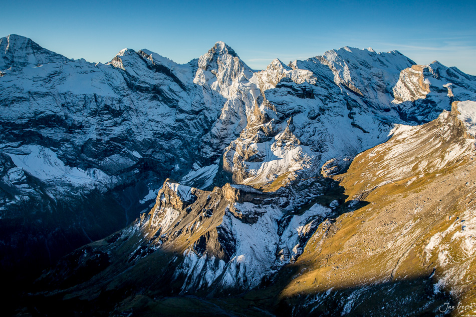 Luftaufnahme schneebedeckte Berge Schilthorn Berner Oberland Winterstimmung Schweiz Jan Geerk Fotograf Basel
