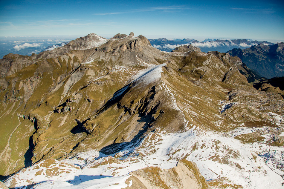 Luftaufnahme der Bergkette am Schilthorn mit Schneefeldern und Gletscher, Herbststimmung, Berner Oberland Schweiz – Jan Geerk Fotograf Basel