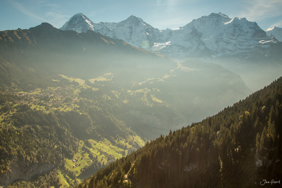 Luftaufnahme des Lauterbrunnen-Tales mit schneebedeckten Gipfeln von Eiger, Jungfrau und Mönch in goldener Morgenlicht-Stimmung, Schweiz – Jan Geerk Fotograf Basel