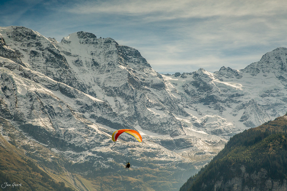 Gleitschirmflieger über schneebedeckten Bergen in Lauterbrunnen, Herbststimmung, Berner Oberland Schweiz – Jan Geerk Fotograf Basel