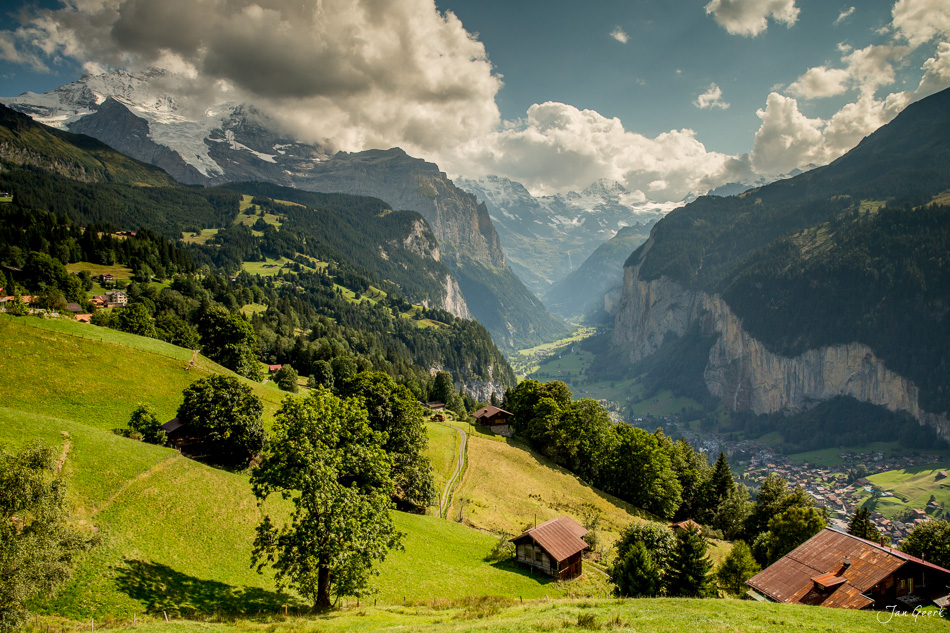 Luftaufnahme Lauterbrunnental mit Bergdörfern, grünen Wiesen und schneebedeckten Gipfeln im Sonnenlicht – Berner Oberland Schweiz Jan Geerk Fotograf Basel