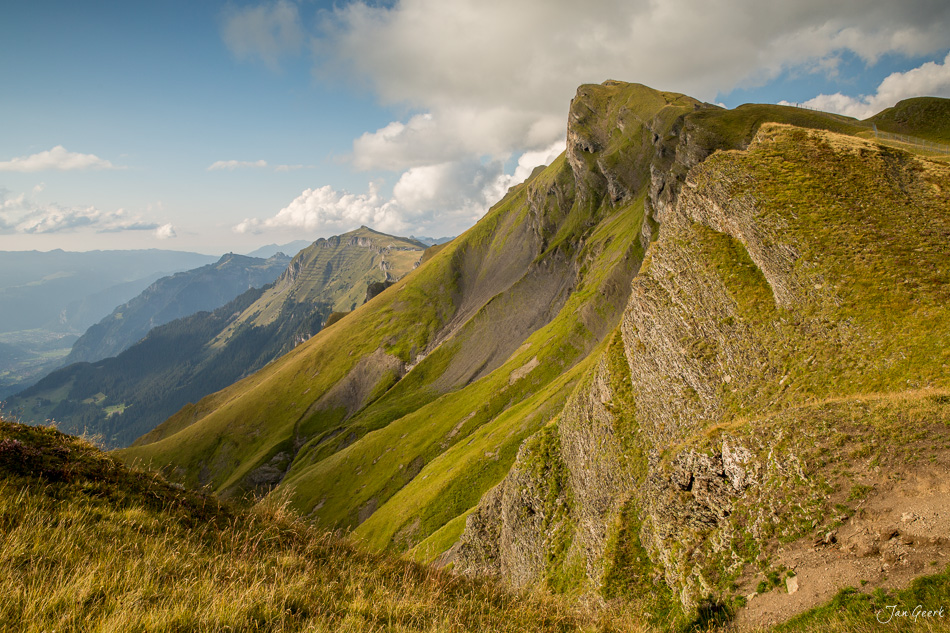 Alpengipfel mit grünen Hängen und Felsformationen im Lauterbrunnental, sonnig bewölkt, Berner Oberland Schweiz – Jan Geerk Fotograf Basel