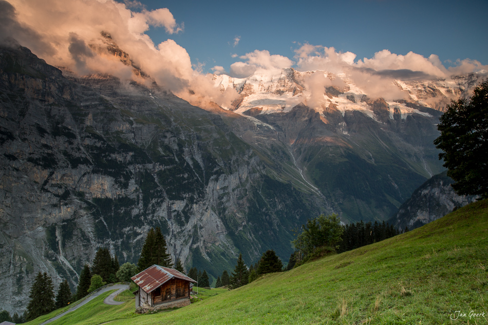 Alpenhütte im Lauterbrunnental mit schneebedeckten Gipfeln in goldener Lichtstimmung, Berner Oberland Schweiz – Jan Geerk Fotograf Basel