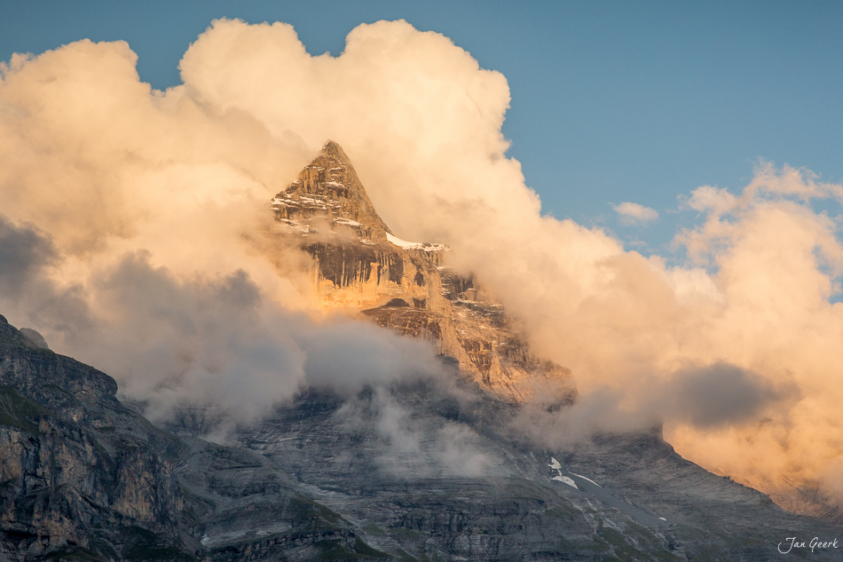 Bergspitze mit Schnee und Wolken im Lauterbrunnen Tal bei Sonnenlicht, Berner Oberland Schweiz – Jan Geerk Fotograf Basel
