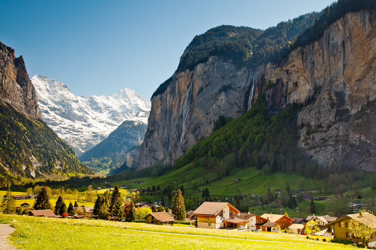 Lauterbrunnen Tal Frühling Blütenwiese Wasserfälle Berner Oberland Schweiz – Jan Geerk Fotograf Basel