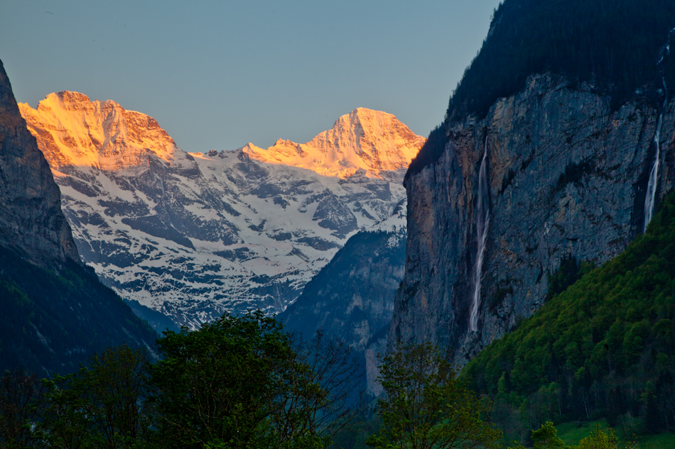 Lauterbrunnen Tal Alpengipfel Sonnenaufgang Frühling Berner Oberland Schweiz Jan Geerk Fotograf Basel
