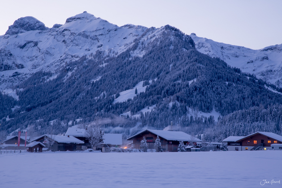 Verschneite Berglandschaft mit Chalets in Lenk, Berner Oberland, Winterstimmung – Schweiz Fotografie Jan Geerk Basel