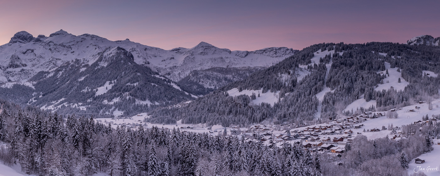 Verschneite Berglandschaft in Lenk mit schneebedeckten Tannen, Berghäusern und Winterstimmung im Berner Oberland Schweiz – Jan Geerk Fotograf Basel