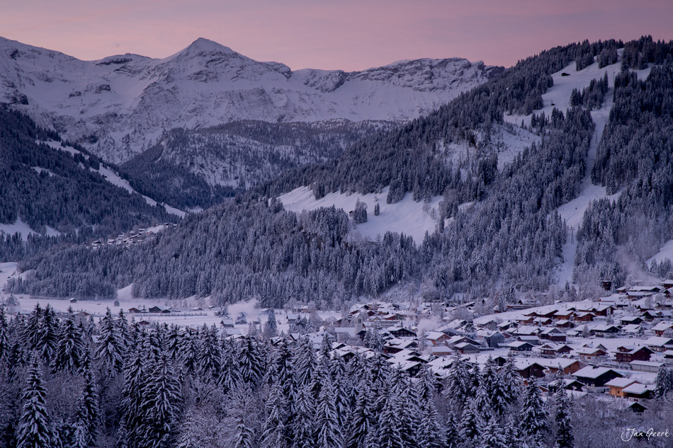Verschneite Berglandschaft Lenk Berner Oberland Winterstimmung bei Sonnenaufgang Schweiz Jan Geerk Fotograf Basel