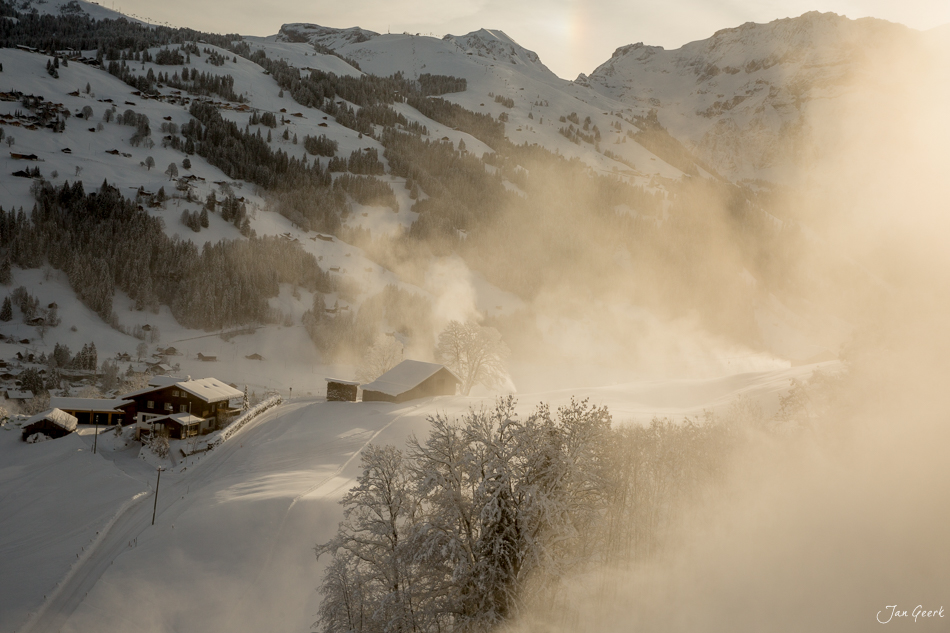 Verschneite Berglandschaft mit Nebel in Lenk, Berner Oberland, Wintersonne über Alpenhängen – Jan Geerk Fotograf Basel
